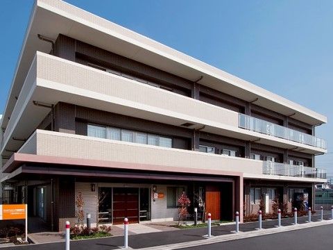 エスケアリビング相模原中央の外観。しっかりとした安心感を与える大きなしっかりとした施設外観。ピンク色の外壁が優しさも醸している。