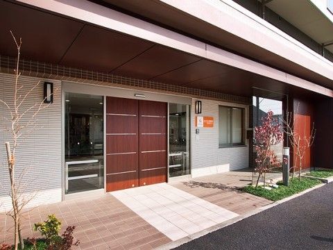 エスケアリビング相模原中央のエントランス。車いすでのご利用も楽に出来るようについたスロープが特徴的なエントランス。