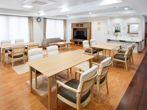 エスケアリビング相模原中央のダイニング。日々のお食事では明るく、賑わいながらの楽しいお食事風景となっております。