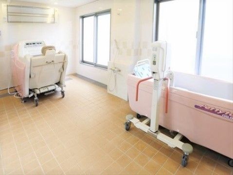 エスケアリビング相模原中央の機械浴室。入浴時は必ずスタッフが介助・サポートをいたします。快適なご入浴が出来ます。