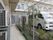 利用者様の各部屋の窓から、屋外通路に出られるようになっている。通路は駐車場と隣接しているので、安全の為、柵が取り付けられている。