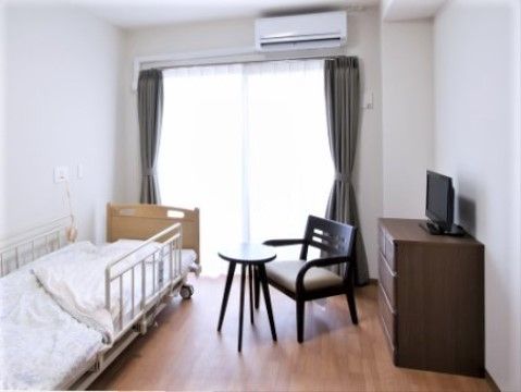 エスケアリビング相模原中央の居室。ご自宅より生活用品・家具を持ち込んでの居室環境を整えております。