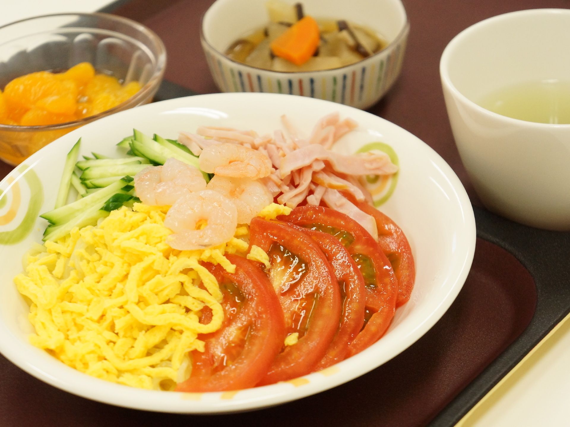 食事は栄養はもちろん、赤や黄色、緑など色とりどりで目でも楽しめる。食材もたっぷり使って満足できるメニュー。