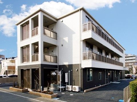 白亜の建物の外観