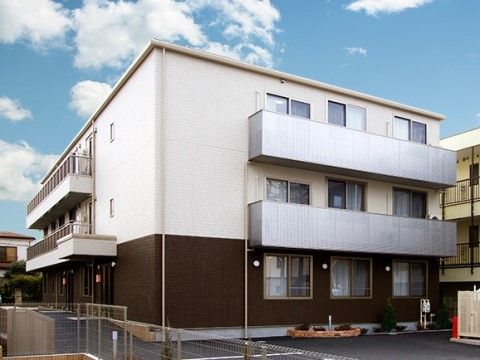 「エスケアホーム大和」の外観。居室には、ベランダが設置されており、洗濯物を干すことができる。