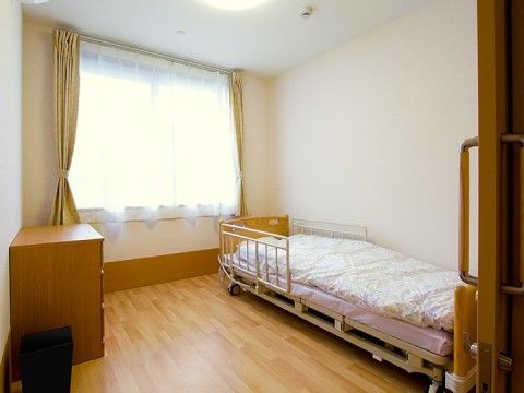 「エスケアホーム大和」の居室。介護ベッド、緊急コール、エアコンの設備は整えてある。