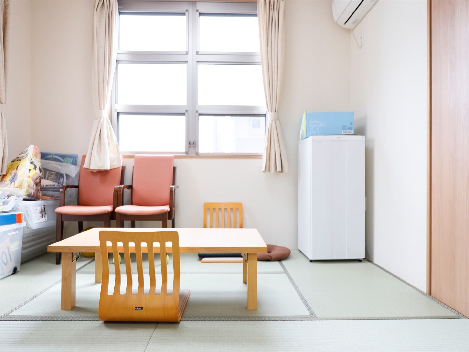 畳の部屋がある。座椅子を置くなどして、床に座って過ごす生活をおくることができる。冷蔵庫とエアコンもある。