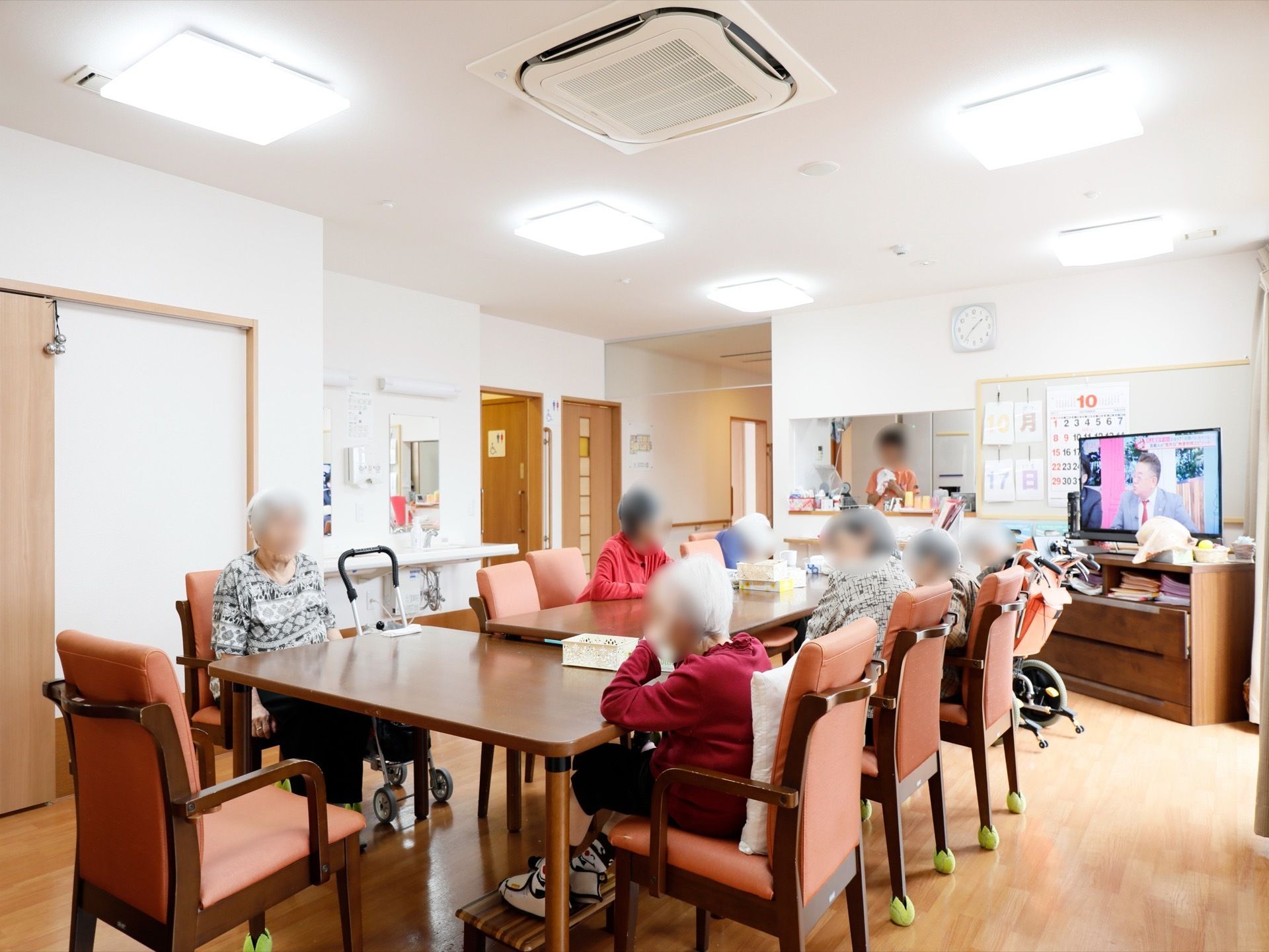 机を複数つなげて、大人数で席につくことができる。利用者様たちがテレビを囲み、くつろぐスペースとなっている。