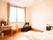 部屋には、銀色のサッシの窓がついている。床はフローリングで、床に近い壁にも木目調の建材を使っている。
