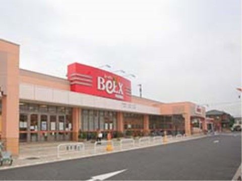 品ぞろえ豊富な広いスーパーマーケット。店舗前の歩道が広くとられているため歩きやすい。大きな駐車場がある。