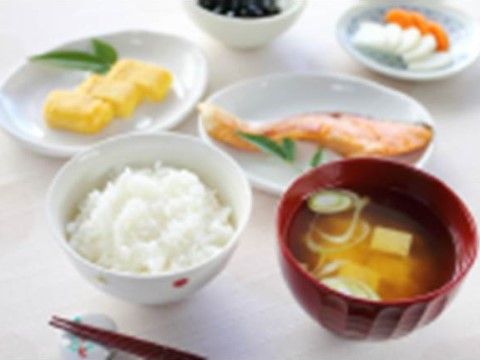 焼き鮭や卵焼き、漬物のある、味の整ったある日の和食の朝食