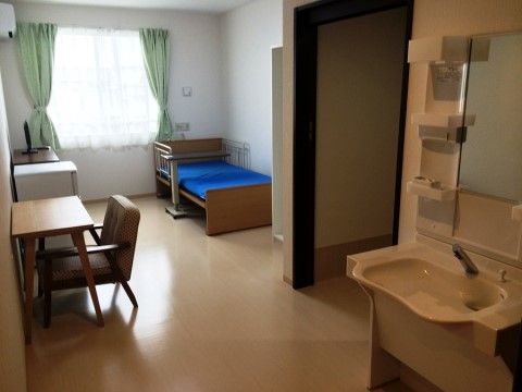 「やさしい手静岡 おおるり笠井」の居室。居室は、プライバシーに配慮した環境が整えられており、周りが気になることがない。