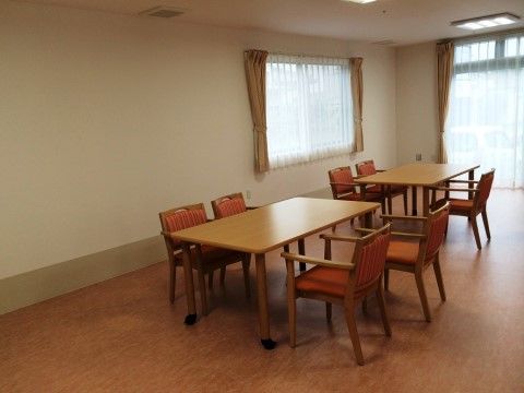 「やさしい手静岡 おおるり笠井」のダイニング。テーブルや椅子の高さも程よく、足つきや手を置きやすい。