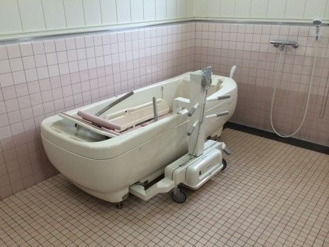 「やさしい手静岡 おおるり笠井」の機械浴室。機械を用いた浴室で、入居者様とコミュニケーションを取りなら、入浴できる。