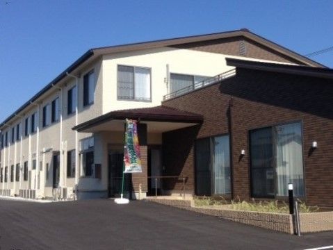 「やさしい手静岡 おおるり笠井」の外観。1階フロアと2階フロアが合体した、施設で、末永い暮らしがしやすい。