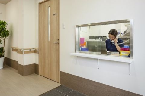 「エイジ・ガーデン四條畷」の1階事務所。スタッフが常駐しており、万が一にも迅速に対応を可能にしている。