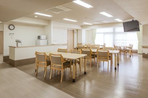 「エイジ・ガーデン四條畷」の1階食堂。入居者様とお喋りしながら交流ができ、美味しいお食事も召し上がれる。