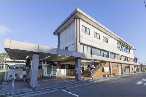 「エイジ・ガーデン四條畷」の周辺環境。駅からもアクセスしやすく、公共交通機関を利用できる。