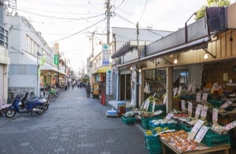「エイジ・ガーデン四條畷」の周辺環境。離れを歩くと、商店街が見え懐かしさを感じさせる。