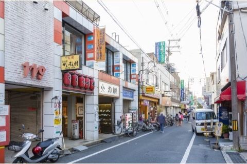 「エイジ・ガーデン四條畷」の周辺環境。食事環境も充実しており、外食もいただける。