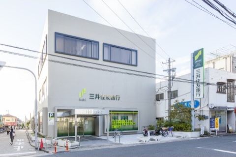「エイジ・ガーデン四條畷」の周辺環境。通帳から、お引き出しやお預けは銀行へ行き、近くて便利。
