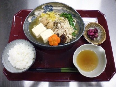 「エイジ・ガーデン四條畷」のお食事。豆腐屋、椎茸等の入ったバランスの取れたお食事。