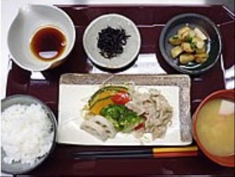 「エイジ・ガーデン四條畷」のお食事。カボチャ、レンコン、ピーマンが入った炒め料理。