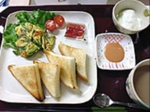 「エイジ・ガーデン四條畷」のお食事。多すぎず、少なすぎず、バランスの取れた食事をいただける。