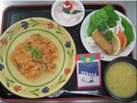 「エイジ・ガーデン四條畷」のお食事。チキンやケチャップライス等の、味わい深い料理。