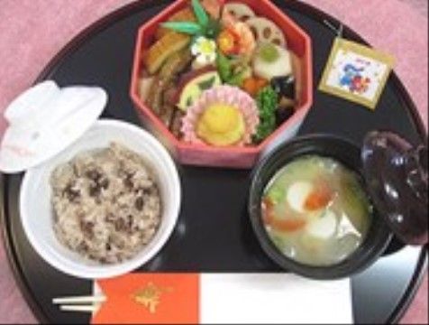 「エイジ・ガーデン四條畷」のお食事。具だくさんの味噌汁と、副菜が多数入ったメニューになっている。