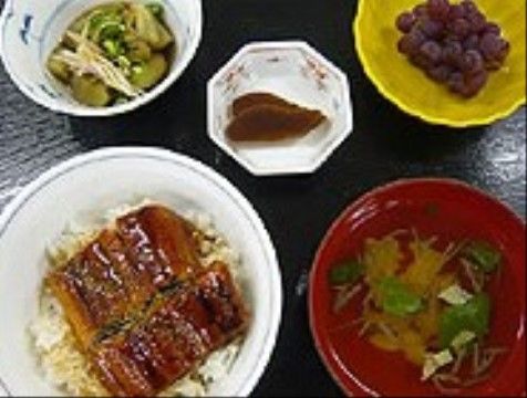 「エイジ・ガーデン四條畷」のお食事。多数の副菜と味噌汁で、ご飯がすすむ。