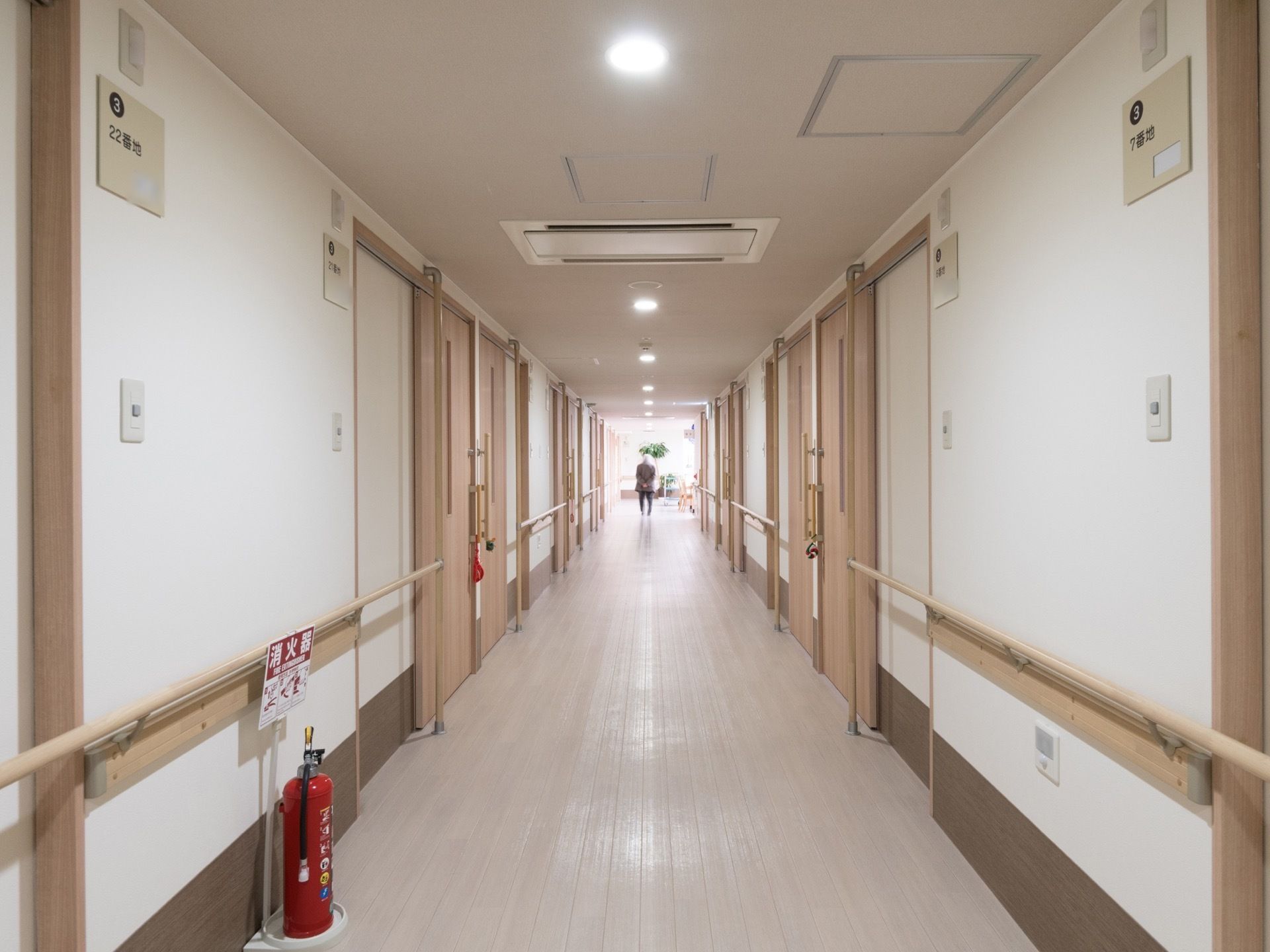 広々とした通路の床は、段差のないバリアフリーとなっている。また壁の両側には、手すりが取り付けられている。