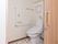 居室のトイレには、温水洗浄便座のついた洋式便器を設置している。また壁には手すりがあり、ナースコールを備え付けている。