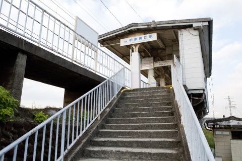 施設から徒歩10分の場所に、私鉄の最寄り駅がある。JRの最寄り駅と徒歩で行くことができる駅が２つあり、便利である。