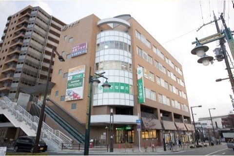 施設から6分歩いた場所に、スーパーマーケットがあり、日常生活の買い物に困ることがない。同じビルに、都市銀行も入っている。