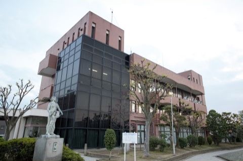 施設から徒歩11分の場所に、市立図書館がある。本だけでなく雑誌やDVDも借りることができる。施設に持ち帰り、ゆっくりお楽しみいただける。