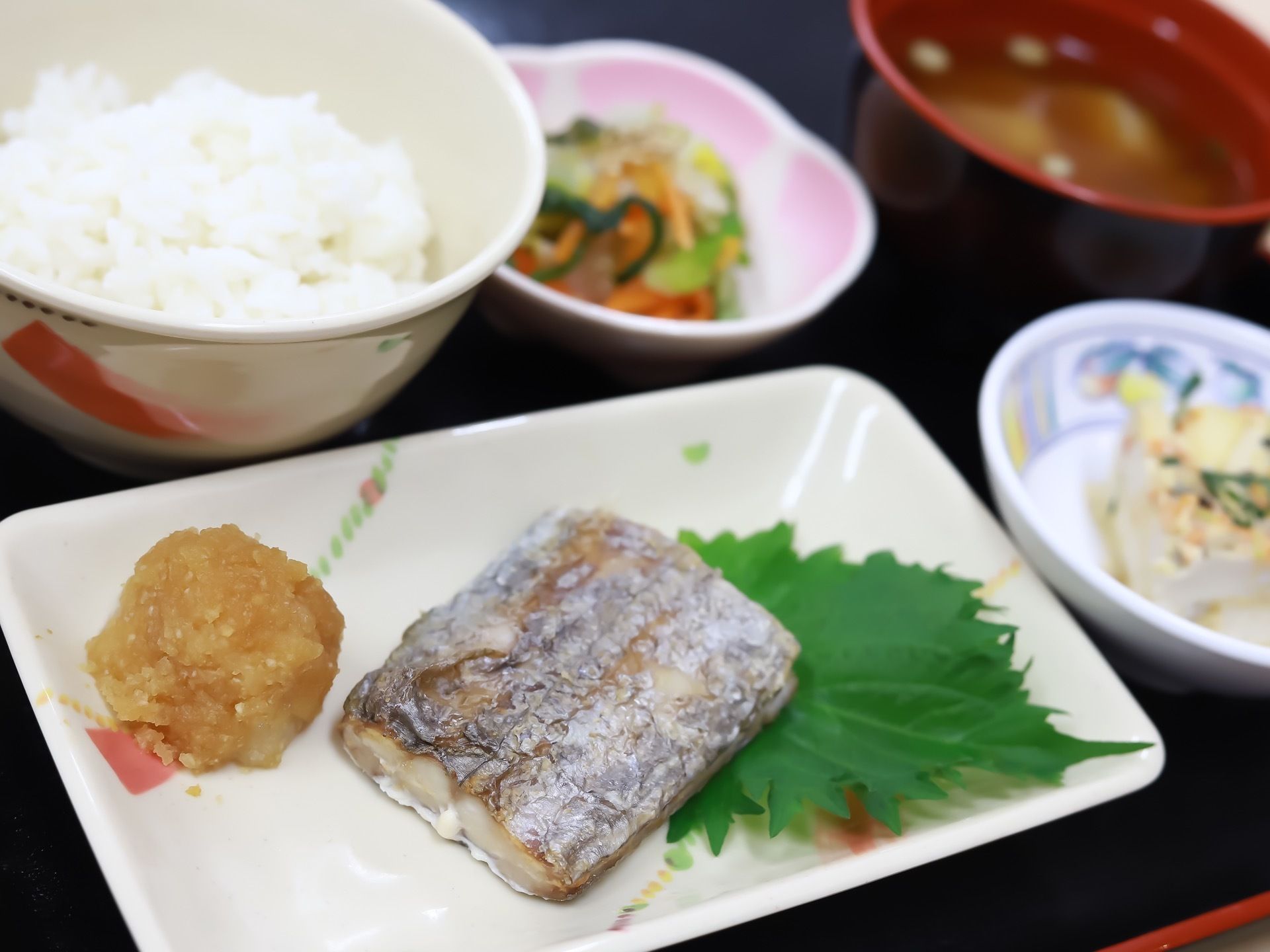 この日のメニューは、魚をメインとし小鉢と汁物を添えた食事である。栄養バランスをはじめ彩りも配慮されている。
