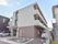 高齢者が暮らす施設の建物は、3階建てとなっている。また2階と3階部分には、広々としたベランダが用意されている。