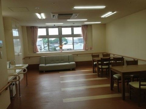 通路に余裕がある食堂の窓際にはソファーが設置されており、入居者様同士の談笑や休憩で自由に使用することが可能である。