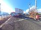 広々とした駐車場のある建物