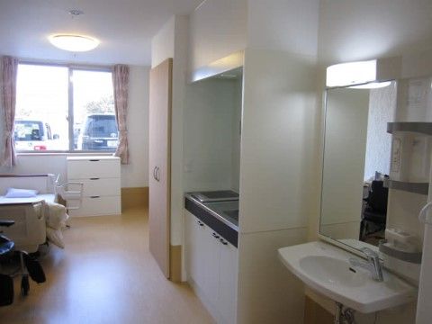 広々とした居室には、洗面台やキッチンなどが設置されている。２階の部屋からは富士山を眺めることができる。