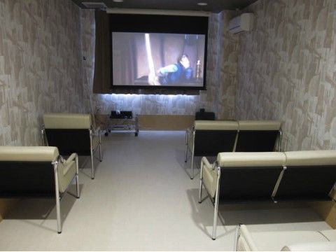 館内にあるシアタールームは大きな画面で、大迫力の映画をお楽しみいただける。入居者様には好評いただいている。