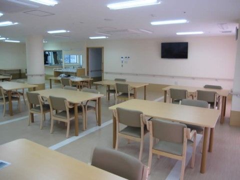 テレビが設置された食堂は広々としており、明るく清潔感がある。広いスペースなので、車椅子をご利用の方でも気兼ねなくお食事をお楽しみいただける。