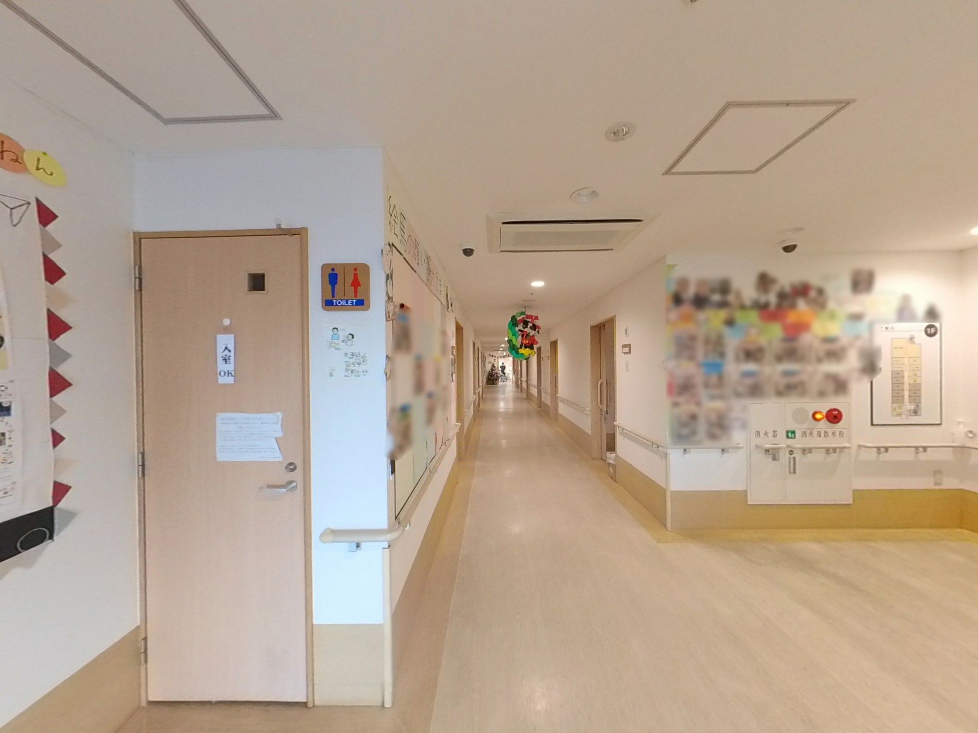 長い廊下とトイレの扉