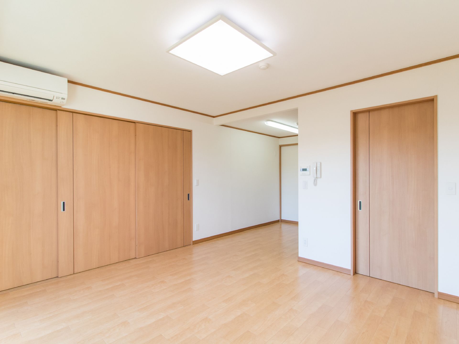 フローリングの床の室内はかなり大きめの部屋になっており、非常に開放感がある。車椅子でも移動する余裕があるので、楽に過ごす事ができる。