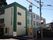 緑豊かな建物正面
