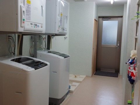 「ライフパートナー戸坂」の洗濯室。自立向上を目的とした洗濯室を用意している。