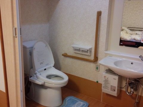 「ライフパートナー戸坂」の居室トイレ。タンクレス型の綺麗なトイレを設置している。