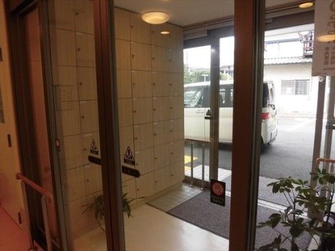 「ライフパートナー戸坂」のエントランス。エントランス寄りに車を横付けできる。