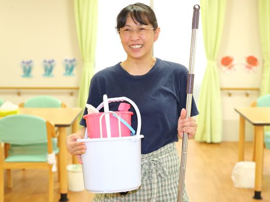 掃除中のスタッフ